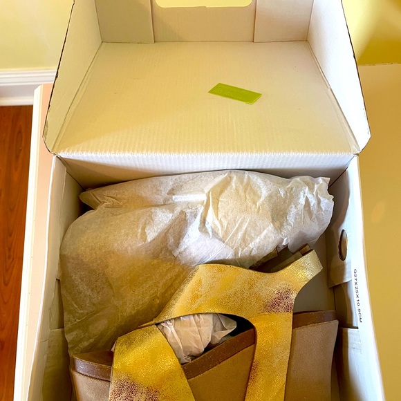 NWT a pair of gold sandals size 7 - Picture 1 of 8